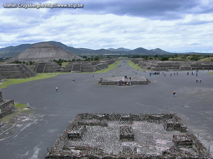 Teotihuacan - Piramide van de zon Teotihuacan ligt ten noorden van Mexico City en over de stad en haar inwoners is niet zoveel bekend. Deze pre-Columbiaanse Meso-Amerikaanse stad heeft 2 zeer grote piramides en enkele paleizen. De stad heeft van ongeveer 100 v.Chr. tot 700 na Chr. bestaan en had op haar hoogtepunt zo'n 150.000 inwoners. De piramide van de zon is 65m hoog. Stefan Cruysberghs